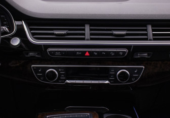 Подержанный автомобиль Audi Q7 2015 года (12 фото)