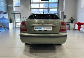 Подержанный автомобиль Skoda Octavia Liftback 2002 года (5 фото)