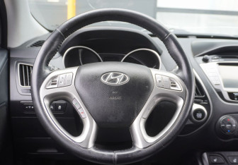 Подержанный автомобиль Hyundai ix35 2011 года (13 фото)