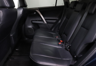 Подержанный автомобиль Toyota RAV4 2018 года (10 фото)