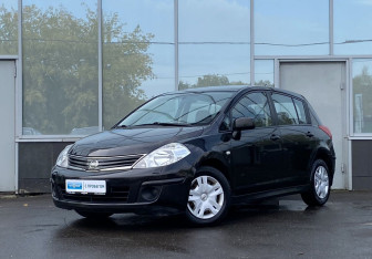 Подержанный автомобиль Nissan Tiida Hatchback 2010 года (1 фото)