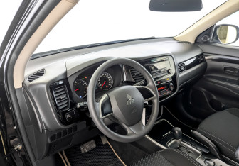 Подержанный автомобиль Mitsubishi Outlander 2018 года (16 фото)