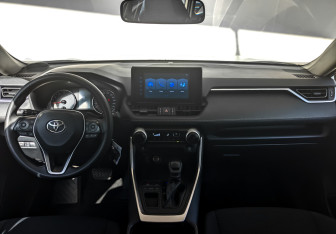 Подержанный автомобиль Toyota RAV4 2021 года (14 фото)