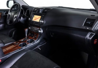 Подержанный автомобиль Toyota Highlander 2011 года (11 фото)