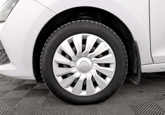 Подержанный автомобиль Skoda Rapid Liftback 2021 года (18 фото)