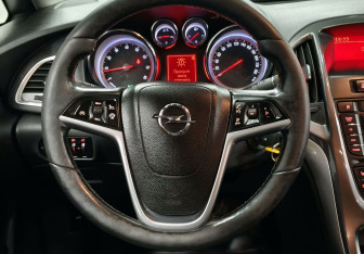 Подержанный автомобиль Opel Astra Wagon 2013 года (12 фото)