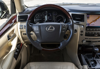 Подержанный автомобиль Lexus LX 2012 года (10 фото)