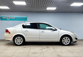 Подержанный автомобиль Opel Astra Sedan 2011 года (4 фото)