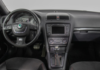 Подержанный автомобиль Skoda Octavia RS Liftback 2012 года (13 фото)