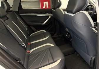 Подержанный автомобиль Geely Atlas 2024 года (8 фото)