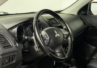Подержанный автомобиль Mitsubishi ASX 2012 года (13 фото)