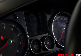 Подержанный автомобиль Volkswagen Touareg 2002 года (9 фото)