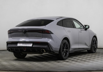 Подержанный автомобиль Changan UNI-V 2023 года (5 фото)