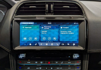 Подержанный автомобиль Jaguar F-Pace 2016 года (14 фото)