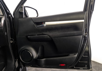 Подержанный автомобиль Toyota Hilux 2021 года (24 фото)