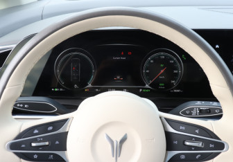 Подержанный автомобиль Voyah Dream 2023 года (11 фото)