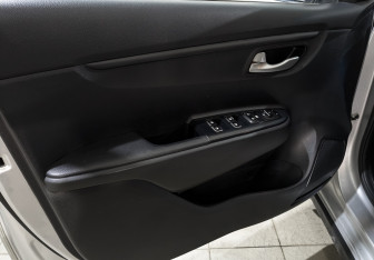 Подержанный автомобиль Kia Rio Hatchback 2021 года (17 фото)