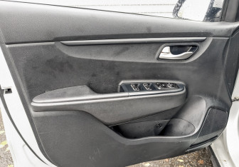 Подержанный автомобиль Kia Rio Hatchback 2021 года (19 фото)