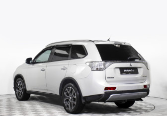 Подержанный автомобиль Mitsubishi Outlander 2014 года (7 фото)