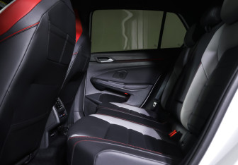 Подержанный автомобиль Volkswagen Golf GTI Hatchback 2021 года (12 фото)