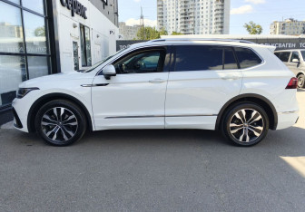 Подержанный автомобиль Volkswagen Tiguan 2023 года (8 фото)