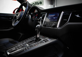 Подержанный автомобиль Porsche Macan 2017 года (27 фото)