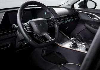 Подержанный автомобиль Omoda C5 2024 года (14 фото)