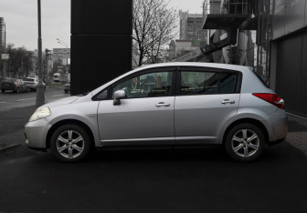 Подержанный автомобиль Nissan Tiida Hatchback 2010 года (8 фото)