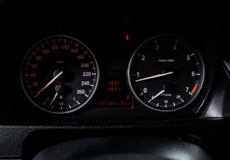 Подержанный автомобиль BMW X1 2012 года (11 фото)