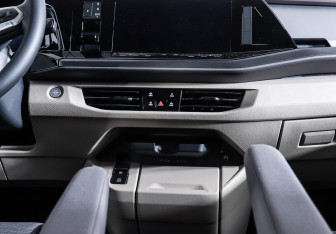 Подержанный автомобиль Volkswagen Multivan 2022 года (16 фото)