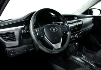 Подержанный автомобиль Toyota Corolla Sedan 2013 года (9 фото)