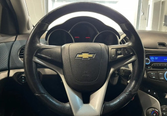 Подержанный автомобиль Chevrolet Cruze Hatchback 2013 года (14 фото)