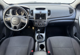 Подержанный автомобиль Kia Cerato Sedan 2009 года (12 фото)