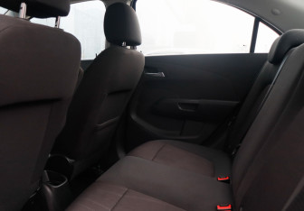 Подержанный автомобиль Chevrolet Aveo Sedan 2014 года (8 фото)