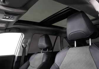 Подержанный автомобиль Toyota RAV4 2023 года (15 фото)
