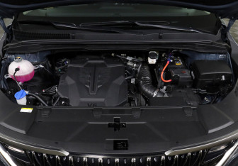 Подержанный автомобиль Kia Carnival 2022 года (8 фото)