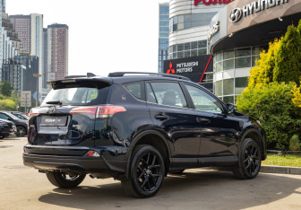 Подержанный автомобиль Toyota RAV4 2019 года (4 фото)