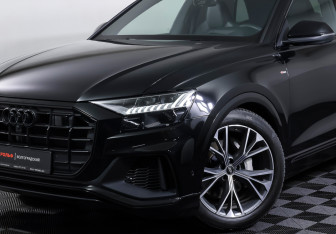 Подержанный автомобиль Audi Q8 2022 года (30 фото)