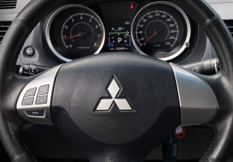 Подержанный автомобиль Mitsubishi Lancer Sedan 2012 года (15 фото)