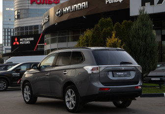 Подержанный автомобиль Mitsubishi Outlander 2012 года (5 фото)