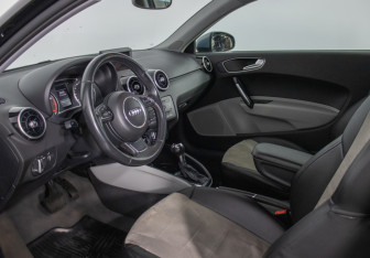 Подержанный автомобиль Audi A1 2011 года (10 фото)