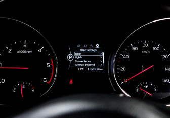 Подержанный автомобиль Kia Carnival 2016 года (11 фото)