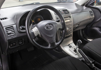 Подержанный автомобиль Toyota Corolla Sedan 2008 года (16 фото)