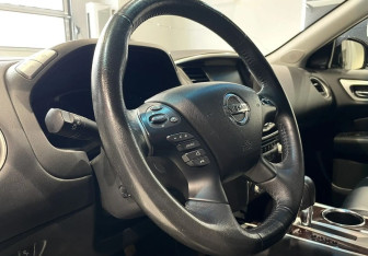 Подержанный автомобиль Nissan Pathfinder 2016 года (13 фото)