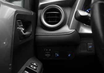 Подержанный автомобиль Toyota RAV4 2016 года (13 фото)