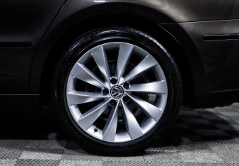 Подержанный автомобиль Volkswagen Passat CC 2013 года (15 фото)