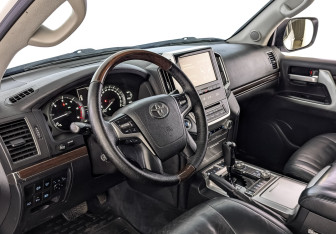 Подержанный автомобиль Toyota Land Cruiser Suv 2015 года (15 фото)