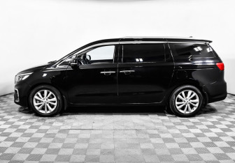 Подержанный автомобиль Kia Carnival 2018 года (8 фото)