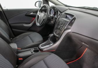 Подержанный автомобиль Opel Astra Sedan 2013 года (9 фото)