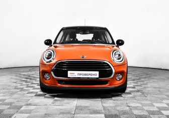Подержанный автомобиль MINI Hatch 2019 года (2 фото)